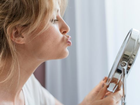 Исследование: женщины, объективирующие себя, менее склонны к эмпатии