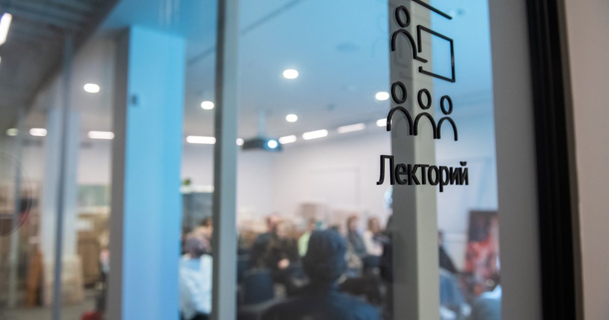 Технологичное, научное и этичное: 5 спорных мнений кураторов о современном искусстве