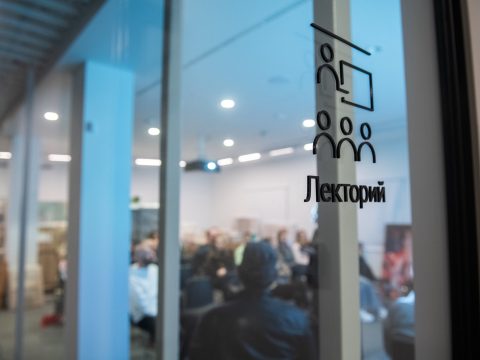 Технологичное, научное и этичное: 5 спорных мнений кураторов о современном искусстве