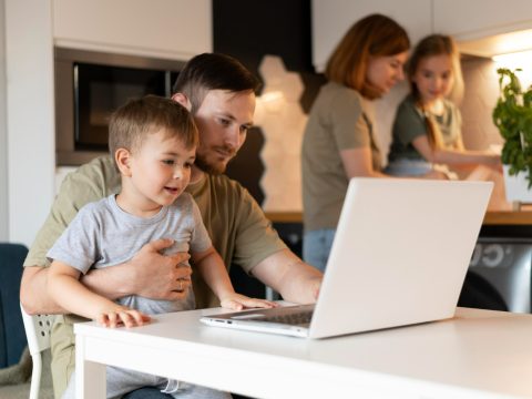 Исследование: «удаленщики» рожают чаще тех, кто работает из офиса