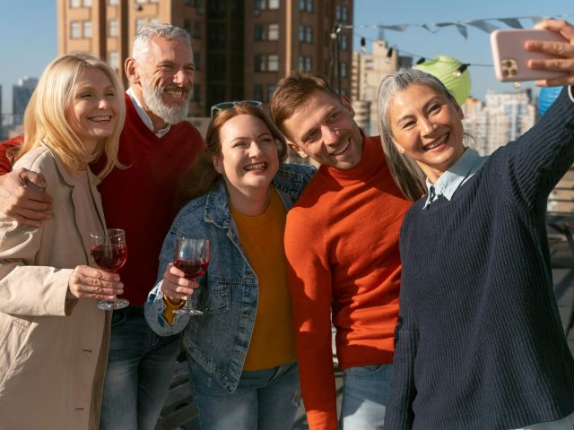 Исследование: регулярное общение с друзьями приводит к замедлению темпов старения