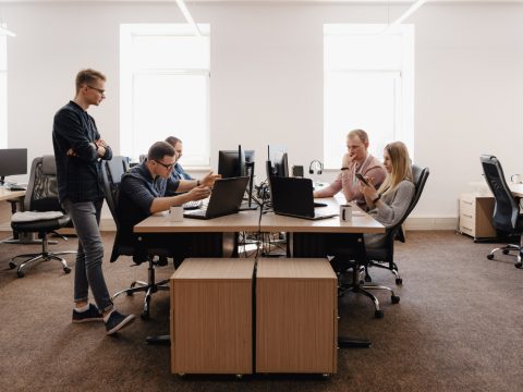 Исследование: как развитие ИИ повлияло на число рабочих мест в российских компаниях