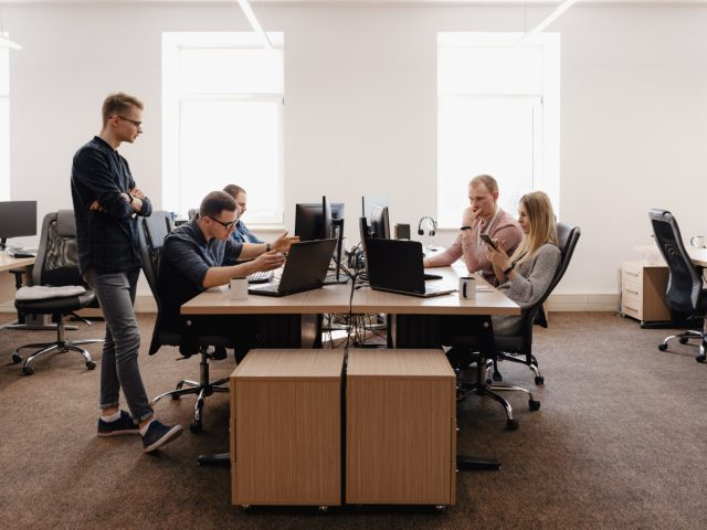 Исследование: как развитие ИИ повлияло на число рабочих мест в российских компаниях