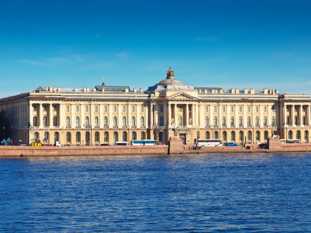 Из Петербурга в Москву: как художники Северной столицы создали образ Златоглавой