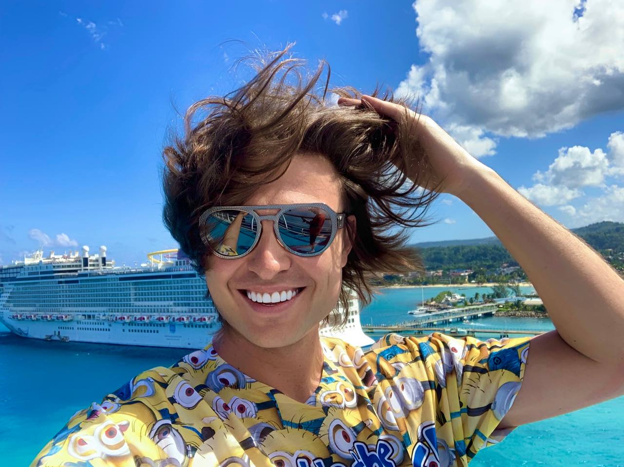 Прохор Шаляпин улыбается на фоне моря