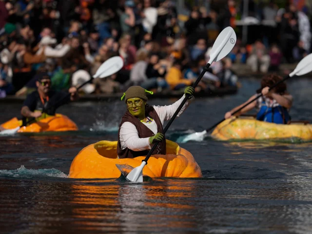 В Туалатине прошла ежегодная тыквенная регата — гонка на каяках, сделанных из гигантских тыкв