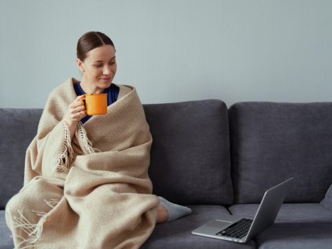 Исследование: почему во время болезни хочется перестать общаться с окружающими