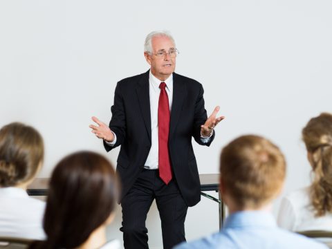 Исследование: спикеры, жестикулирующие особым образом, вызывают больше доверия у аудитории