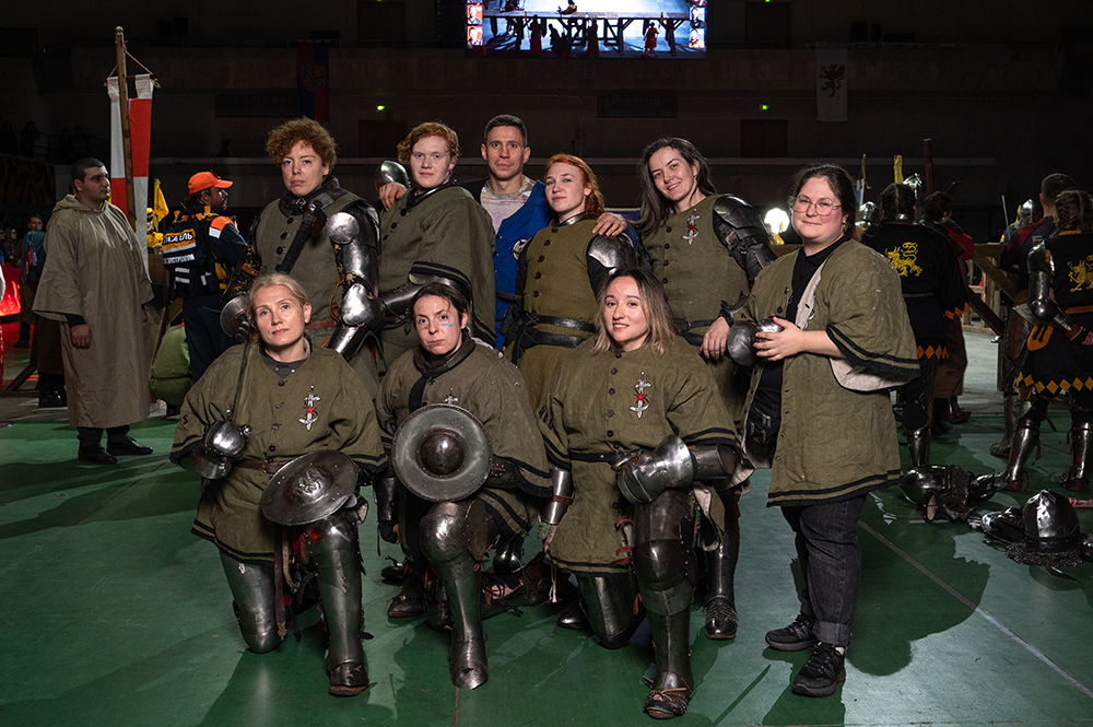 женская команда по историческому спортивному бою