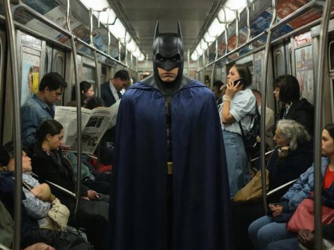 Ученые описали «эффект Бэтмена» — желание людей вести себя благороднее, находясь рядом с «супергероем»