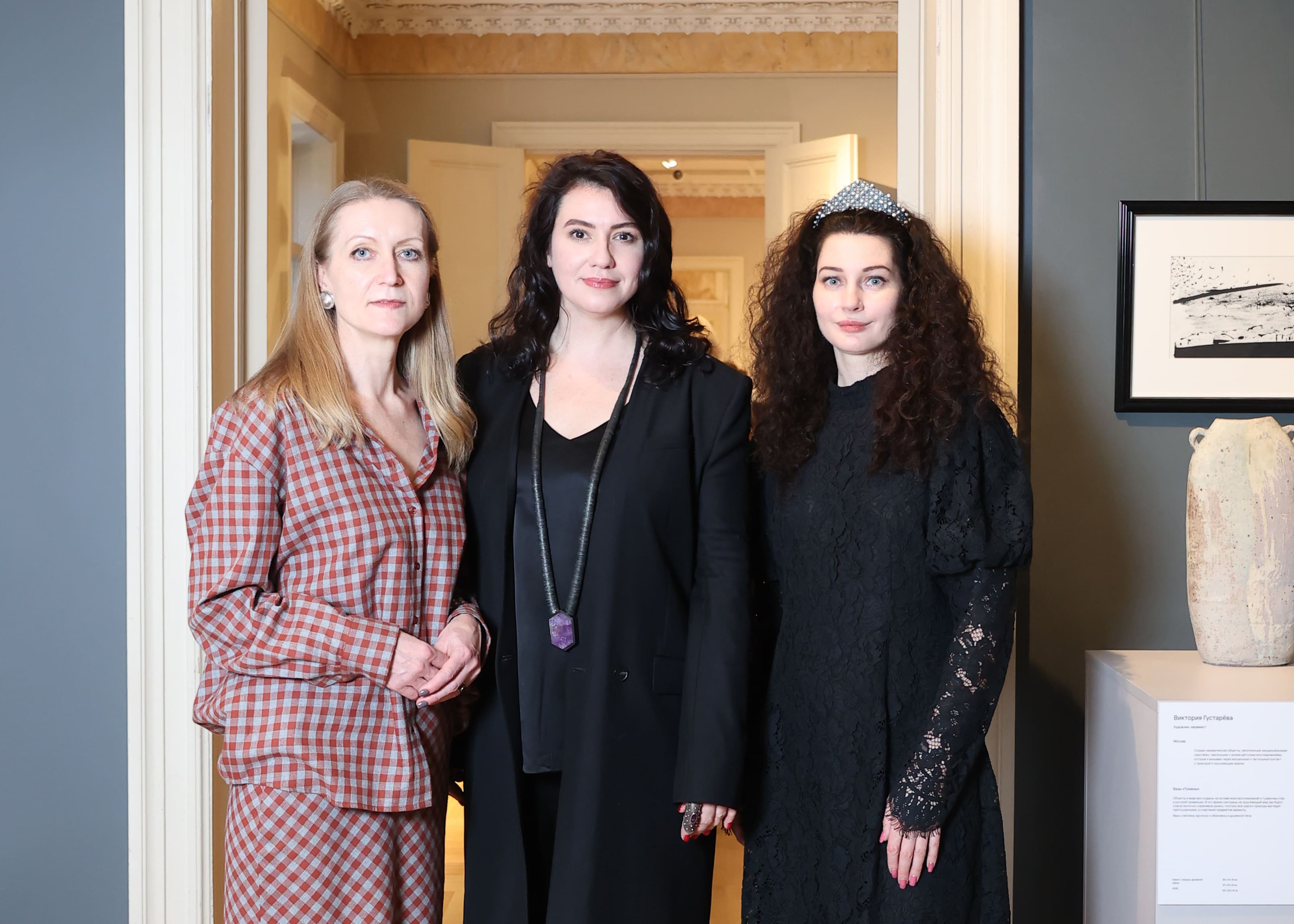 Девушки кураторы выставки