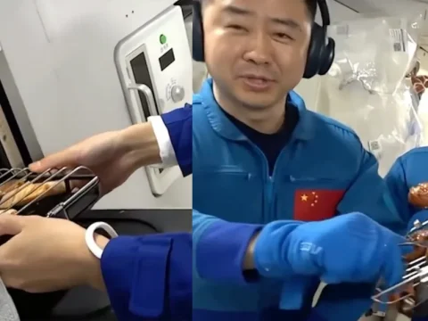 Китайские космонавты приготовили барбекю на борту космической станции «Тяньгун»