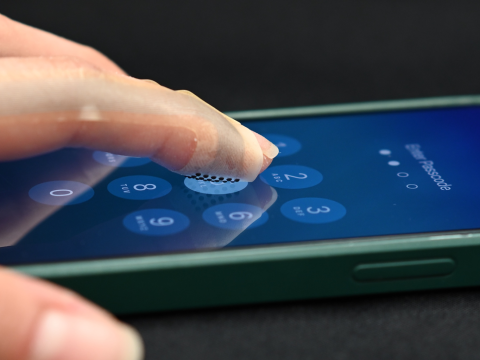 Инженеры изобрели устройство, позволяющее читать шрифт Брайля, касаясь смартфона