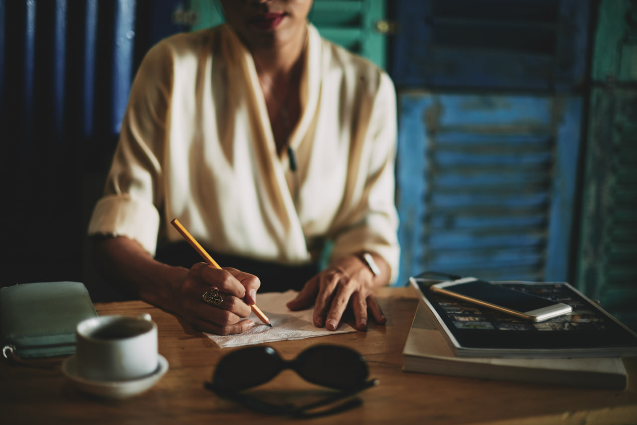 девушка пишет, писатель, автор, искусственный интеллект 