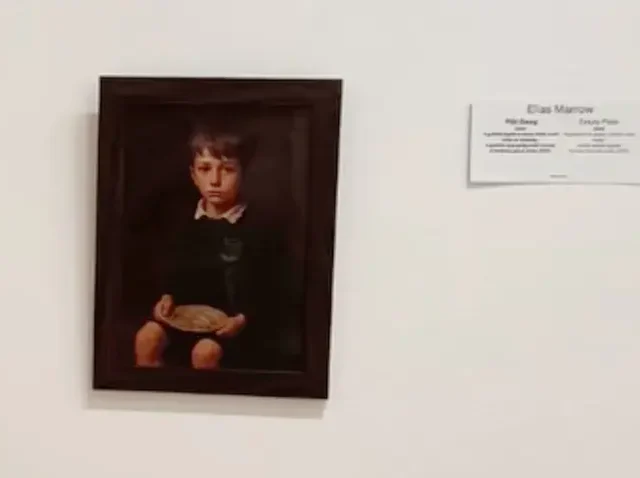 Художник незаметно принес в британский музей картину, сгенерированную ИИ, — работа провисела там несколько часов