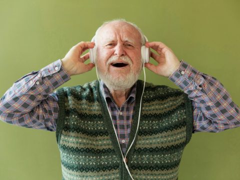 Исследование: за полвека популярные песни стали проще и депрессивнее