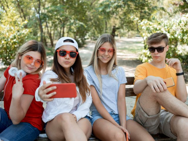 Ученые выяснили, как помочь подросткам безопасно пользоваться соцсетями