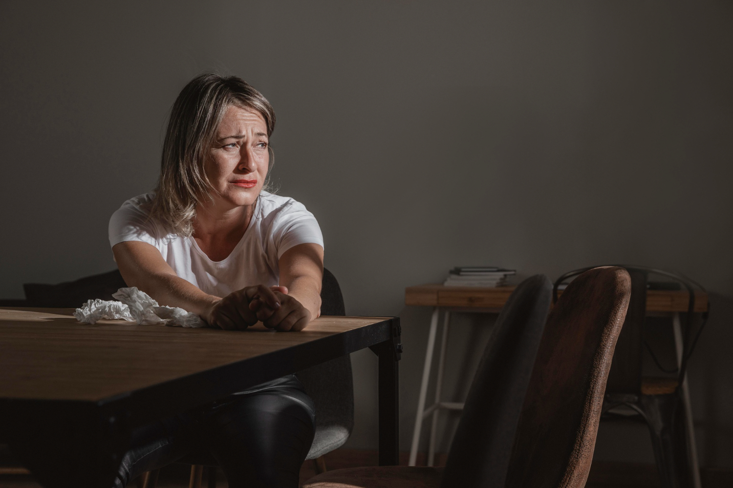 Грустная женщина на грани слез