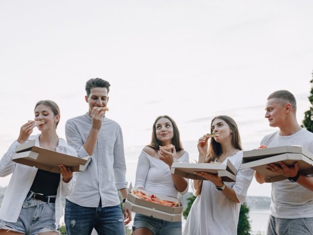 Ученые выяснили, что вызывает «синдром первокурсника» — привычку студентов питаться вредной пищей