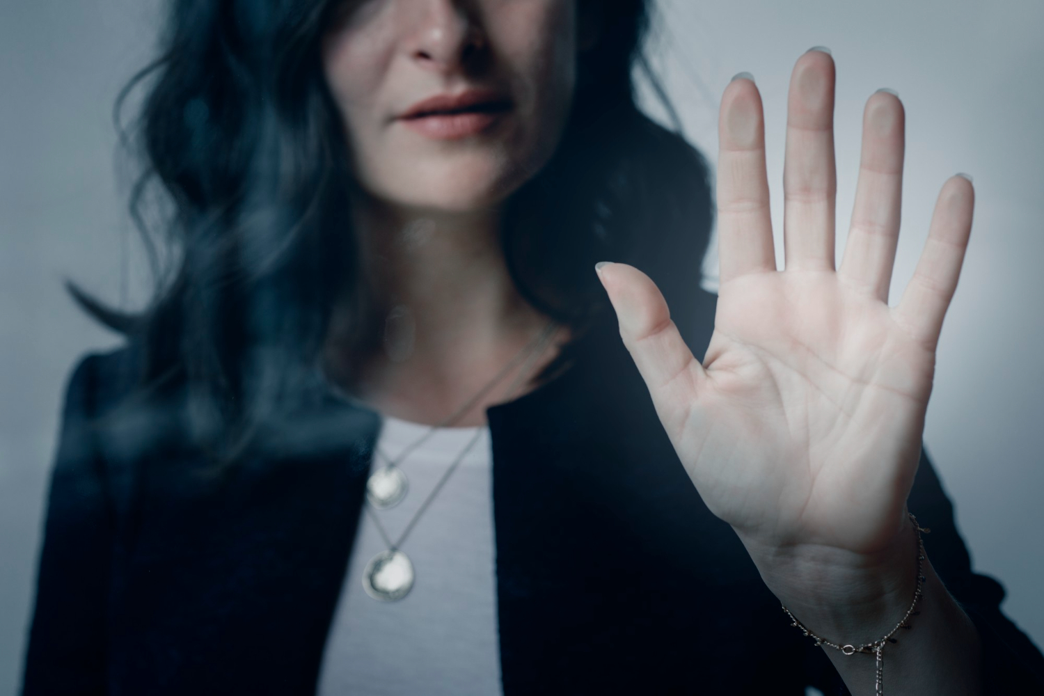 Женщина показывает ладонь