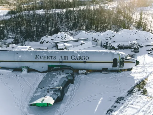 Бывший пилот превратил старый грузовой самолет в гостиницу с двумя спальнями