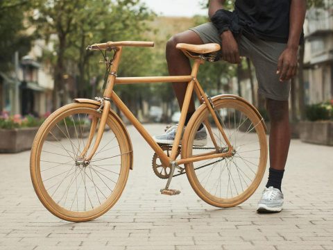 Уроженец Эфиопии проехал всю Великобританию на деревянном велосипеде