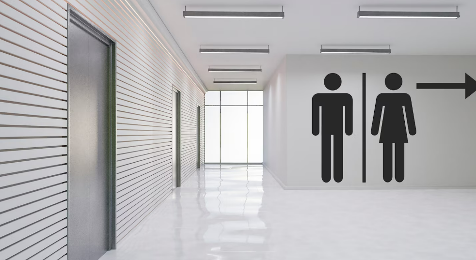 мужчину уволили из-за походов в туалет в офисе
