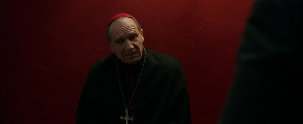 Рэйф Файнс в фильме Эдварда Бергера "Конклав"