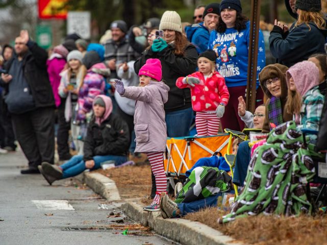 Канадские полицейские «перевоспитали» мужчину, рассказывавшего детям, что Санты не существует