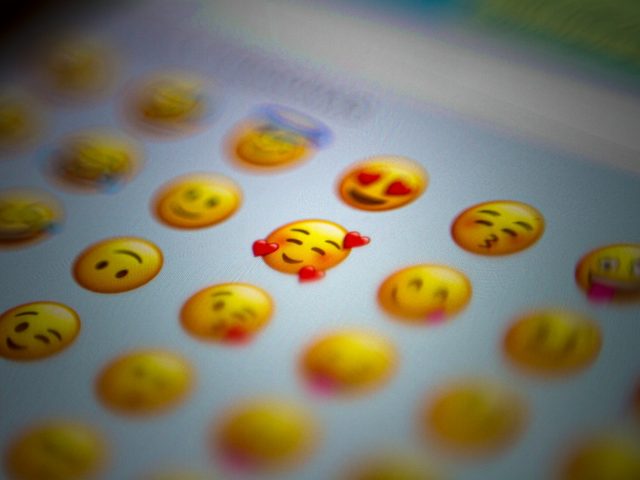 Постирония: почему мы разучились говорить прямо