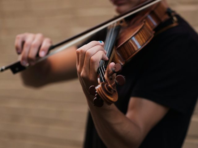 ИИ по ошибке назвал канадского скрипача «сексуальным маньяком», и артист не смог выступить на концерте