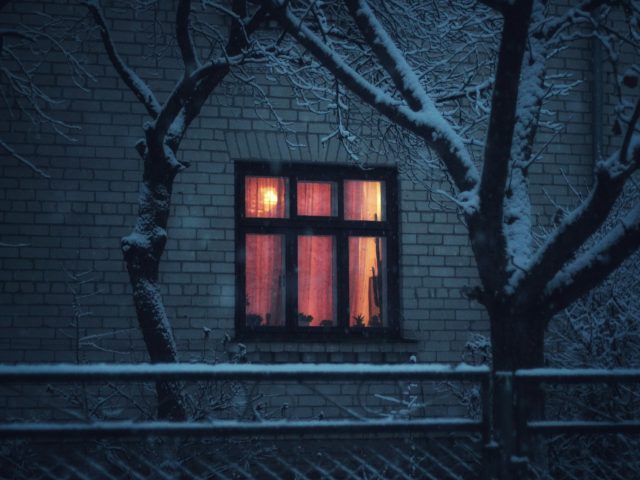 Жители островов в Великобритании спасаются от нехватки солнечного света при помощи «световых коробов»