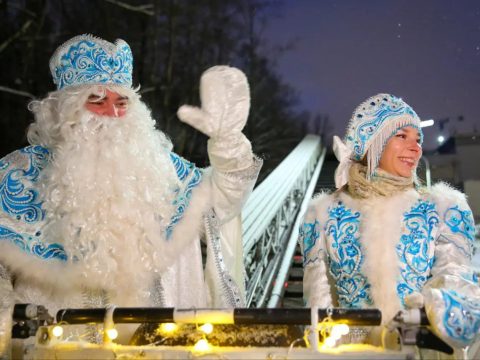 В Петербурге Дед Мороз и Снегурочка «прилетели» к пациентам детской больницы на строительном кране