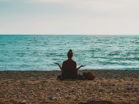 Исследование: постоянный самоконтроль не делает людей счастливее