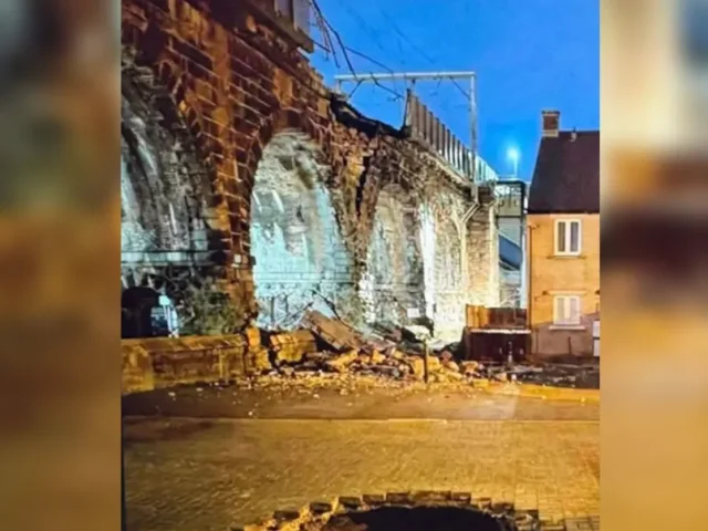 Десятки поездов в Англии задержались из-за вирусного ИИ-изображения