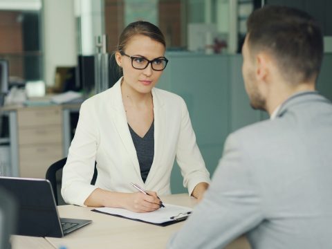 Ученые обнаружили, что в момент сосредоточенности на речи собеседника люди почти перестают моргать