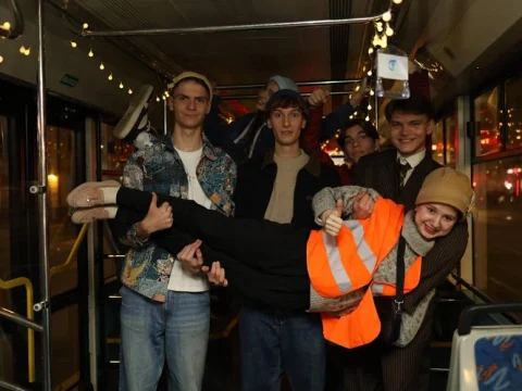 Студенты-актеры из Ростова-на-Дону стали показывать спектакль в городском трамвае