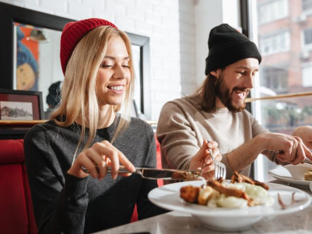 Исследование: почему люди не начинают есть до тех пор, пока все за столом не дождутся своих блюд