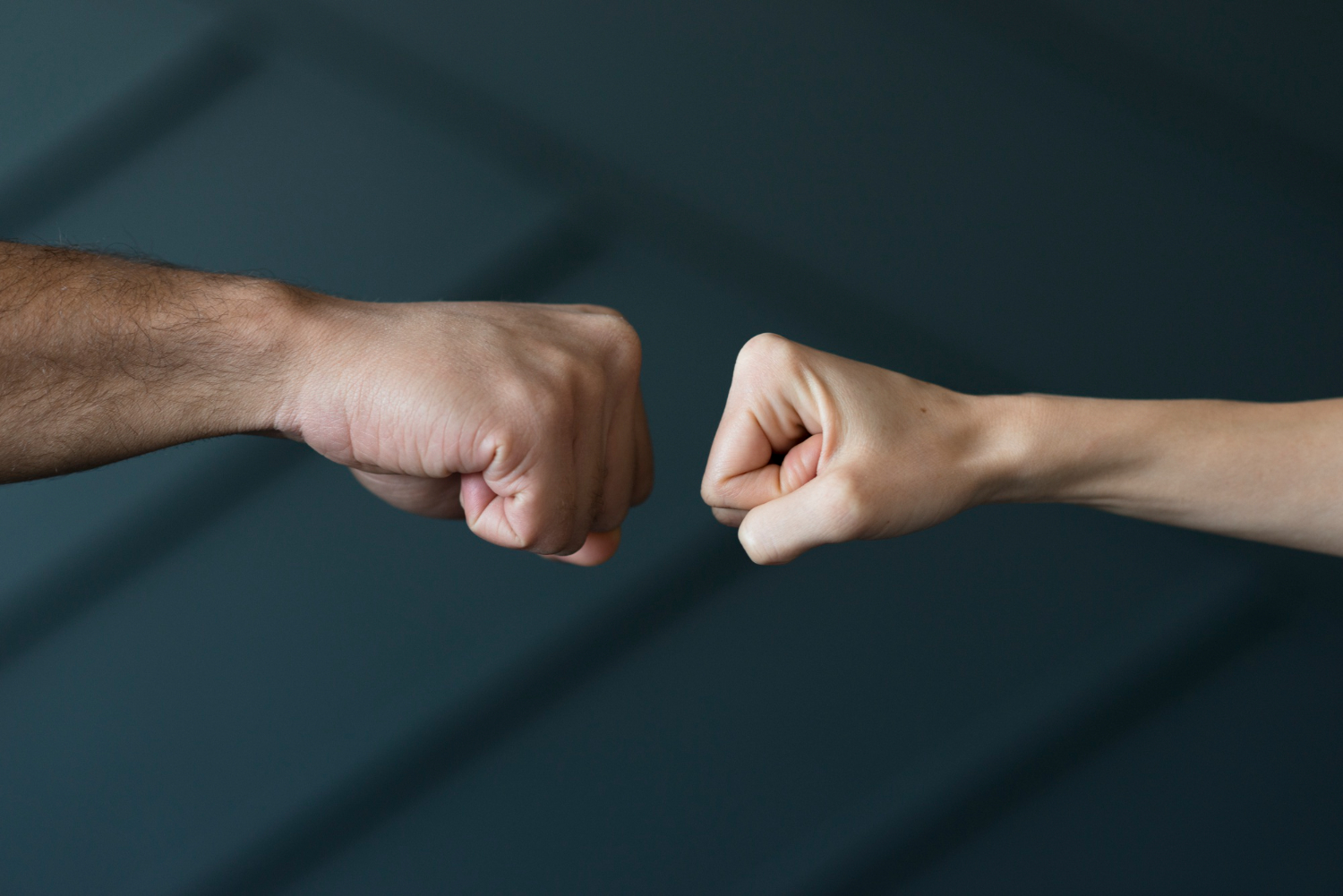 Столкновение кулаков