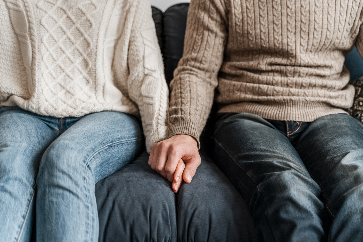 Парень и девушка держатся за руки