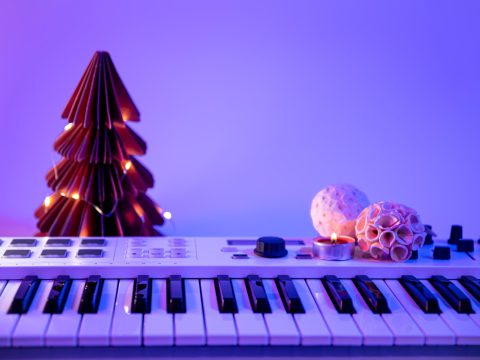 Стало известно, какую музыку разные поколения россиян слушали во время новогодних праздников