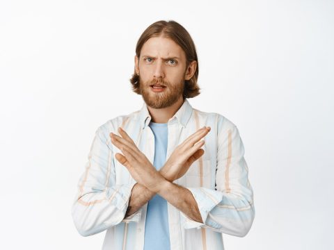 Исследование: из-за финансовых трудностей люди быстрее бросают курить