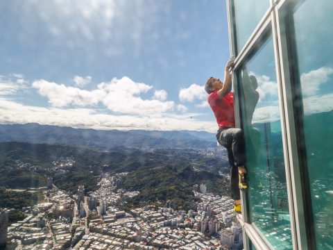 Американский скалолаз рисковал жизнью в прямом эфире, он забрался на 508-метровый небоскреб