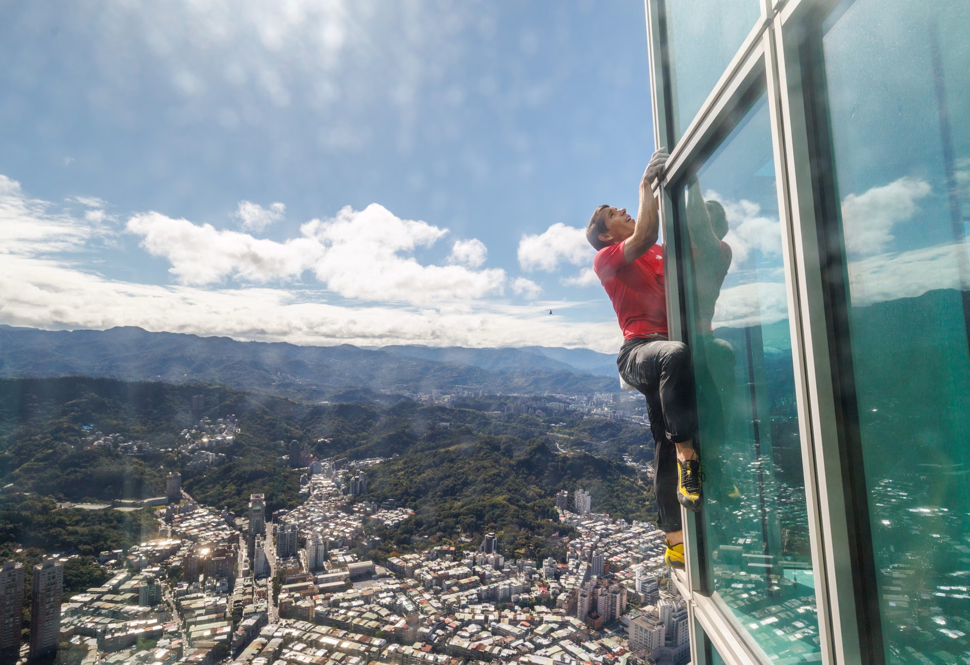 экстрим, Американский скалолаз забрался на 508-метровый небоскреб без страховки, Алекс Хоннольд совершил историческое соло-восхождение на вершину небоскреба «Тайбэй 101» в Тайване, фри-соло