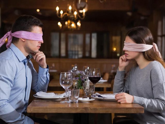 Ньюйоркцы стали чаще посещать свидания вслепую, на которых принято закрывать глаза маской