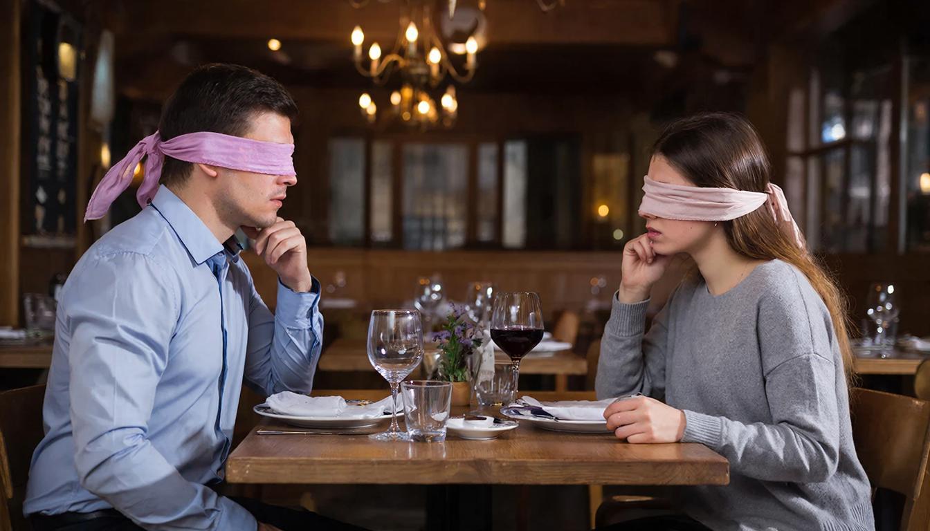 свидания вслепую, свидания в темноте, любовь в эпоху дейтинговых сервисов