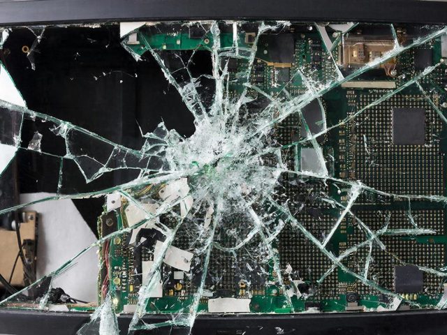 Пожилая жительница Китая разбила телевизор, «заступаясь» за любимых героев сериала