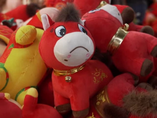 Бракованные плюшевые лошади с перевернутой улыбкой стали новой интернет-сенсацией