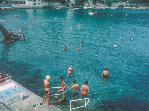 Сайт дня: «летняя» веб-радиостанция, стилизованная под эстетику 1980-х и 1990-х