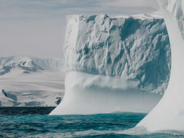 Исследование: какие ландшафты скрываются под плотными слоями льда в Антарктиде